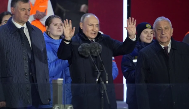 Βίντεο: Πάλλεται από ενθουσιασμό η Κόκκινη Πλατεία στην Μόσχα για τη νίκη του Β.Πούτιν στις εκλογές