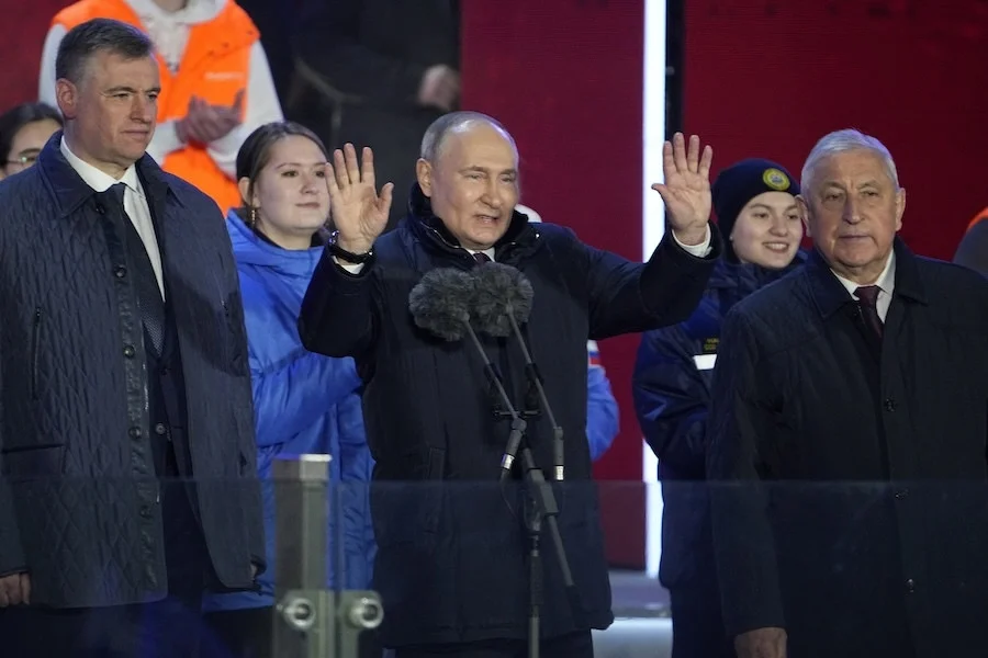 Βίντεο: Πάλλεται από ενθουσιασμό η Κόκκινη Πλατεία στην Μόσχα για τη νίκη του Β.Πούτιν στις εκλογές