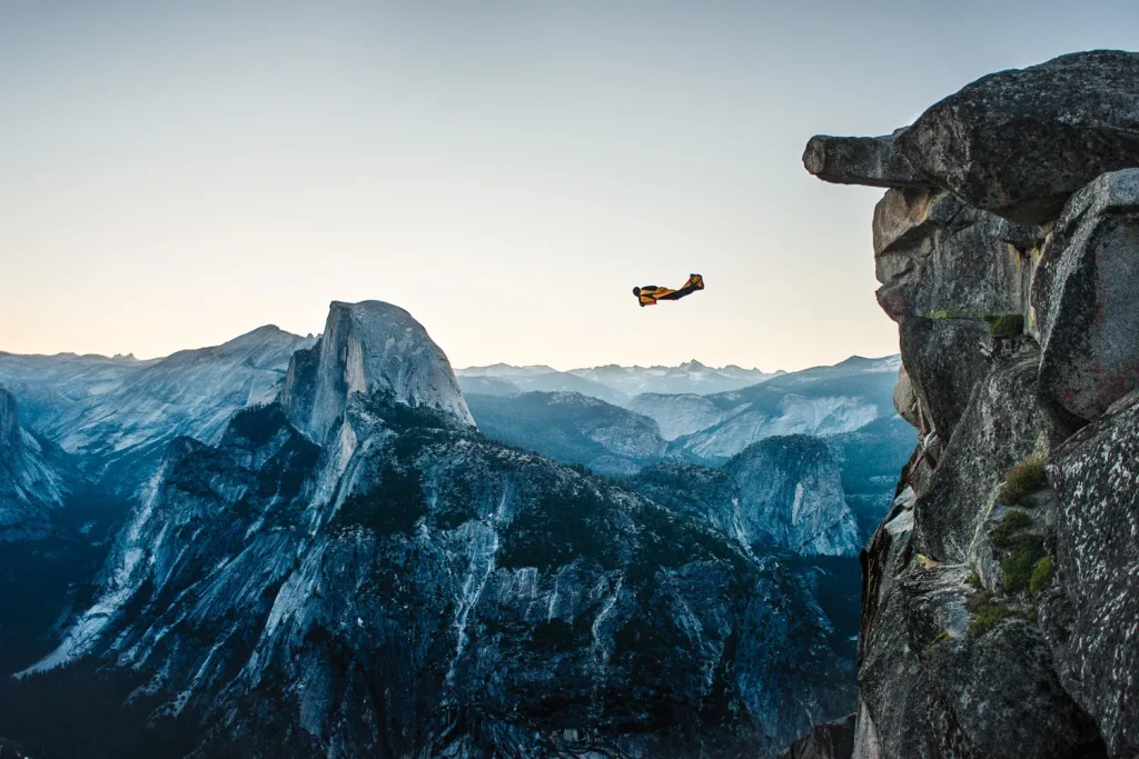 Βίντεο: Άλμα θανάτου από βουνοπλαγιά – Δεν άνοιξε ποτέ το αλεξίπτωτό της