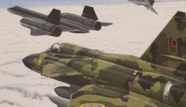Βίντεο: Δύο σουηδικά JAS 37 Viggen συνοδεύουν ένα αμερικανικό κατασκοπευτικό αεροσκάφος SR-71 που υπέστη βλάβη σε κινητήρα του