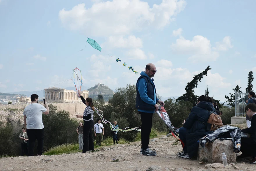 Καθαρά Δευτέρα: Πολύχρωμοι χαρταετοί γέμισαν τον ουρανό της Αθήνας (φωτο)