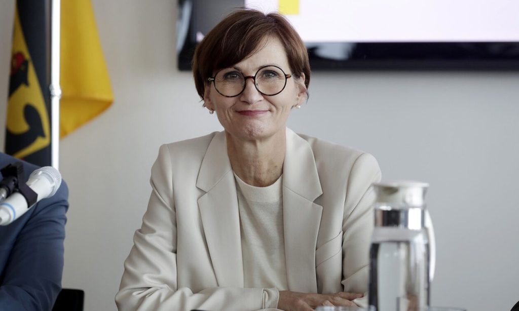 Γερμανίδα υπουργός Παιδείας: «Τα σχολεία να προετοιμάσουν τους μαθητές για το ενδεχόμενο πολέμου»!