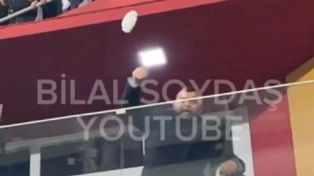 Τουρκία: Σάλος με στέλεχος της Φενέρ που πετούσε γυάλινα ποτήρια σε οπαδούς της Τράμπζονσπορ (βίντεο)
