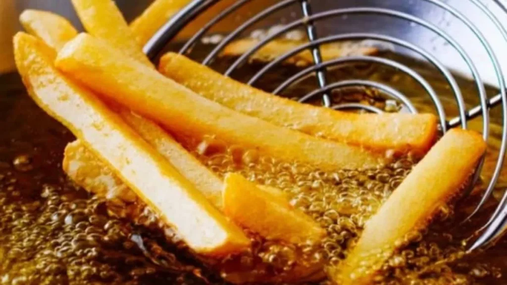 Δείτε τι πρέπει να κάνετε για να μην… πετάγεται το λάδι στο τηγάνισμα