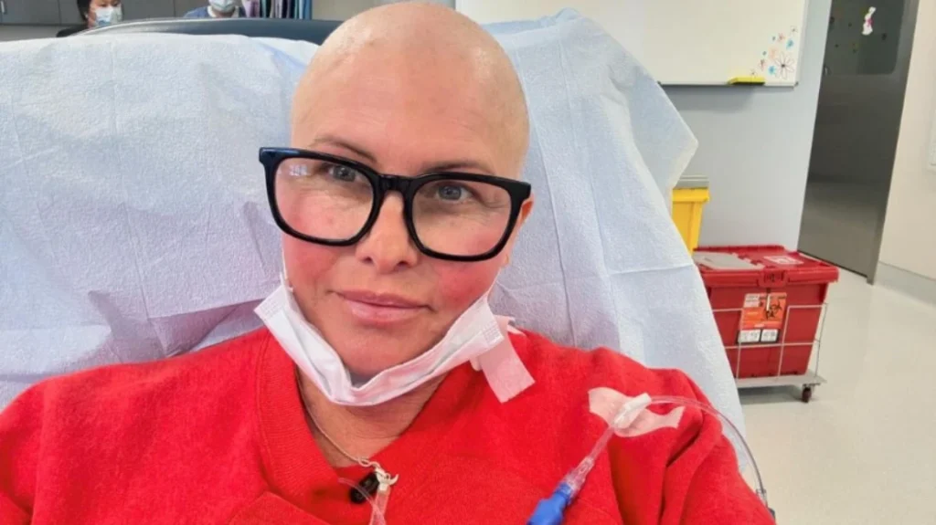 Ν.Έγκερτ: Η ηθοποιός του «Baywatch» μοιράστηκε την πρώτη της φωτογραφία μέσα από το νοσοκομείο μετά το ξύρισμα των μαλλιών της