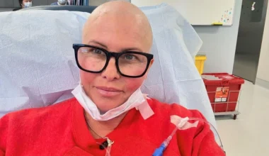 Ν.Έγκερτ: Η ηθοποιός του «Baywatch» μοιράστηκε την πρώτη της φωτογραφία μέσα από το νοσοκομείο μετά το ξύρισμα των μαλλιών της