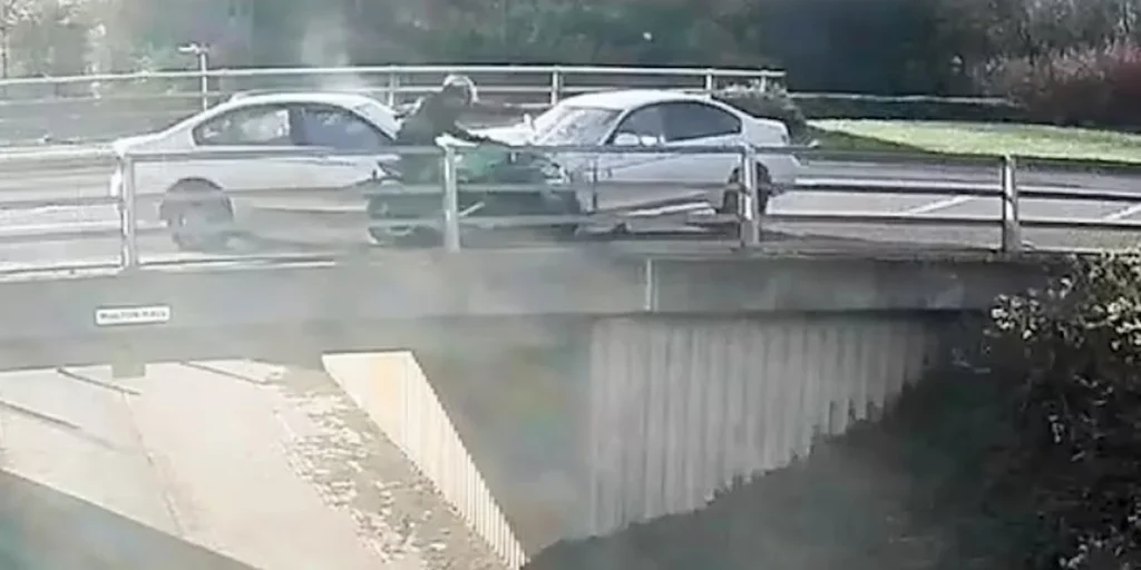 Σοβαρό τροχαίο στην Βρετανία: Εκσφενδονίστηκε μοτοσικλετιστής από γέφυρα – Βίντεο ντοκουμέντο 