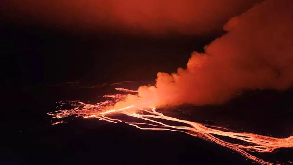 Ισλανδία: Συνεχίζει να ρέει η λάβα από το ηφαίστειο στη χερσόνησο Ρέικιανες – Τι θα συμβεί αν φτάσει στη θάλασσα