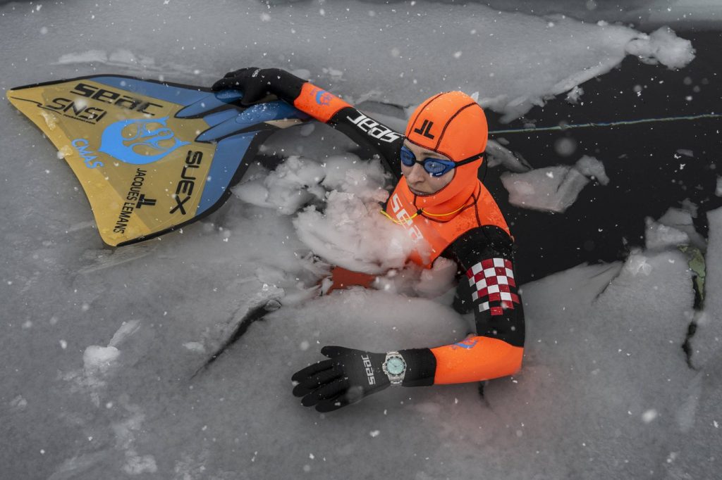 Βαλεντίνα Καφόλα: Κολύμπησε χωρίς οξυγόνο κάτω από τον πάγο για 1 λεπτό και 40 δευτερόλεπτα σπάζοντας ρεκόρ