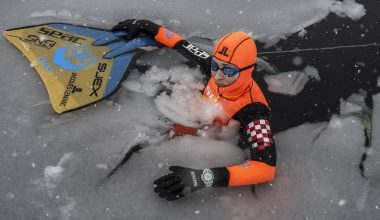 Βαλεντίνα Καφόλα: Κολύμπησε χωρίς οξυγόνο κάτω από τον πάγο για 1 λεπτό και 40 δευτερόλεπτα σπάζοντας ρεκόρ