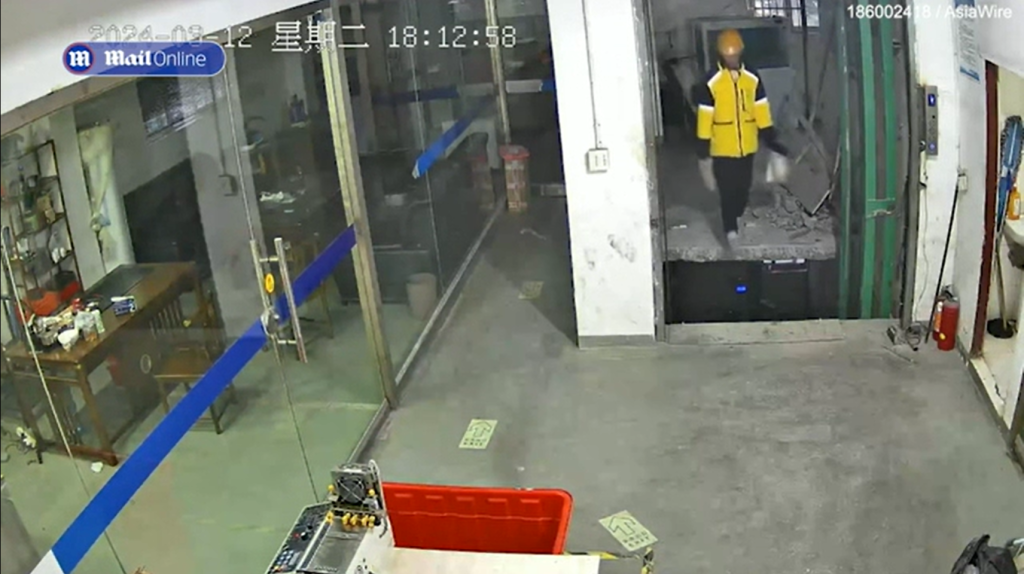 Κίνα: Διανομέας έπεσε σε άδειο φρεάτιο ανελκυστήρα ενώ παρέδιδε παραγγελία (βίντεο)