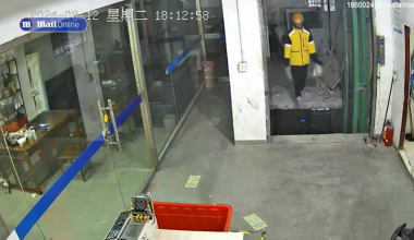 Κίνα: Διανομέας έπεσε σε άδειο φρεάτιο ανελκυστήρα ενώ παρέδιδε παραγγελία (βίντεο)