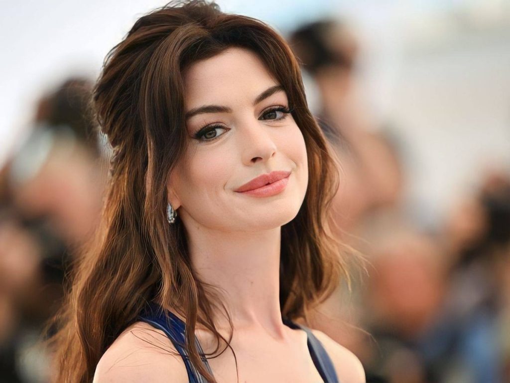 Αν Χάθαγουεϊ: Η εντυπωσιακή εμφάνισή της με μίνι φόρεμα σε πρεμιέρα ταινίας (φώτο)