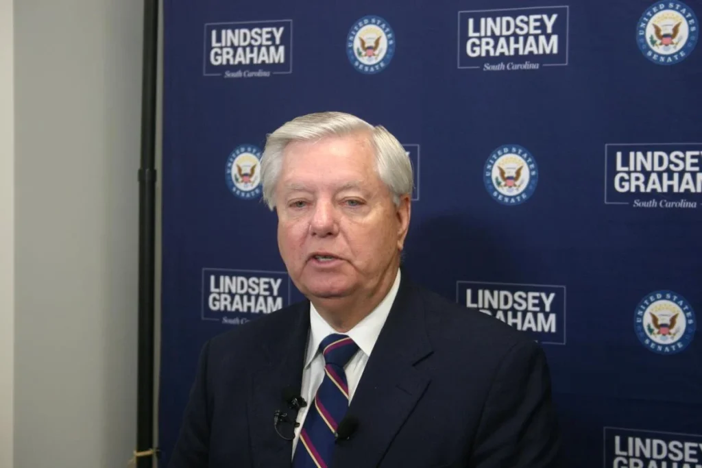 Ο Αμερικανός γερουσιαστής Lindsey Graham ζήτησε από τον Β.Ζελένσκι να επιστρατεύσει υποχρεωτικά όλους τους άνδρες κάτω των 25 ετών