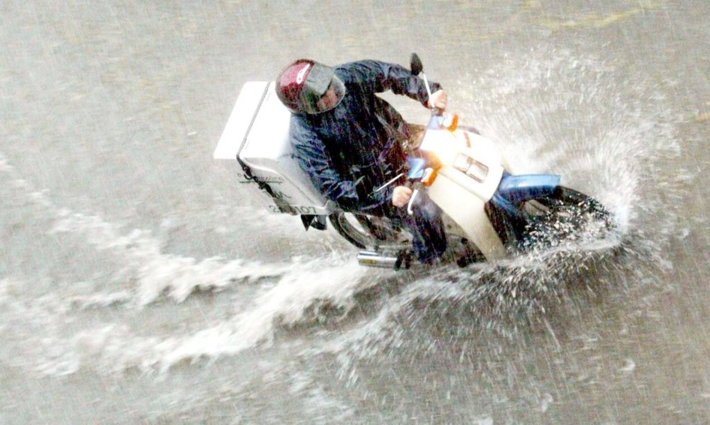 Θεσσαλονίκη: Ιδιοκτήτης ψητοπωλείου πιάστηκε να παίρνει τα φιλοδωρήματα από ντελιβεράδες