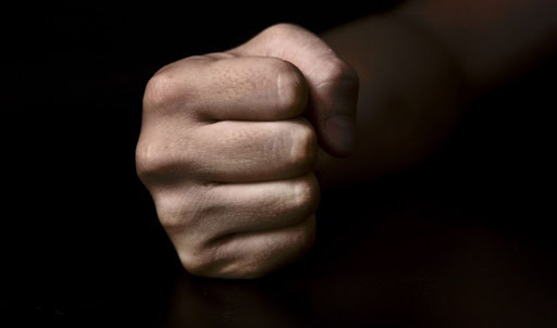 Νάξος: «Νταής» άνδρας εισέβαλε στα σπίτια της πεθεράς και της γυναίκας του και τις ξυλοκόπησε