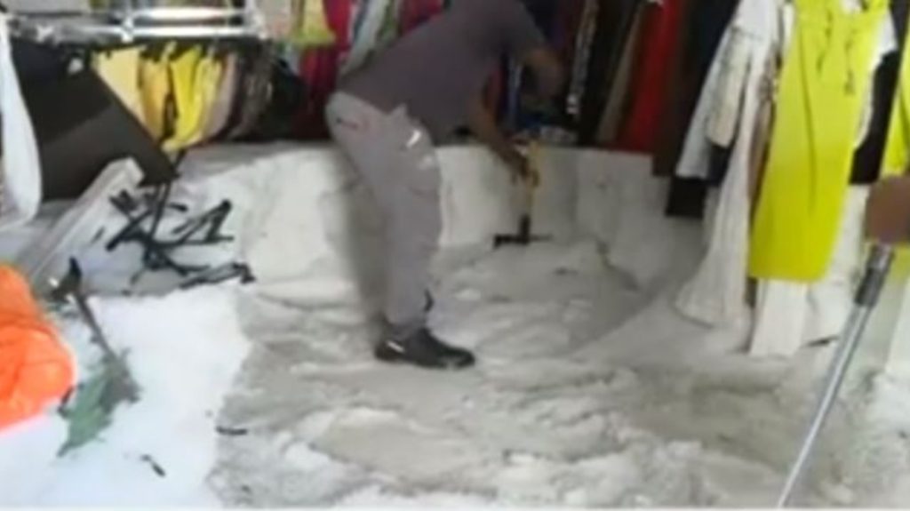 Λευκωσία: Απίστευτα πράγματα – Φτυαρίζουν χαλάζι μέσα από τα καταστήματα Μάρτιο μήνα