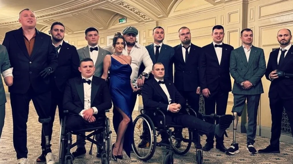 «Ψυχικό» από Ουκρανή πρωταγωνίστρια ερωτικών ταινιών: Φωτογραφήθηκε με βετεράνους του πολέμου για την αποκατάστασή τους