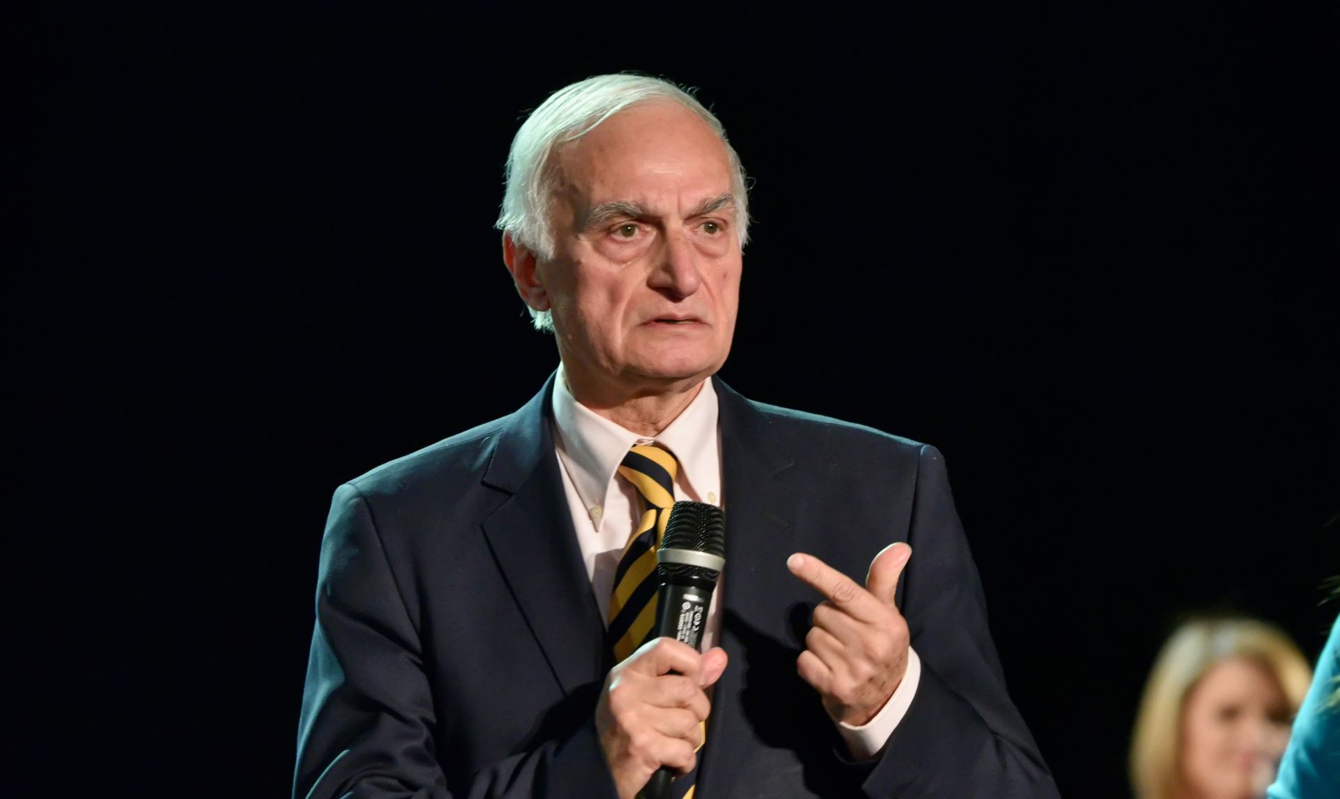 «Μάχη» για την ζωή του συνεχίζει να δίνει ο Μανώλης Μαυρομμάτης – Δεν έγινε η αποσωλήνωσή του