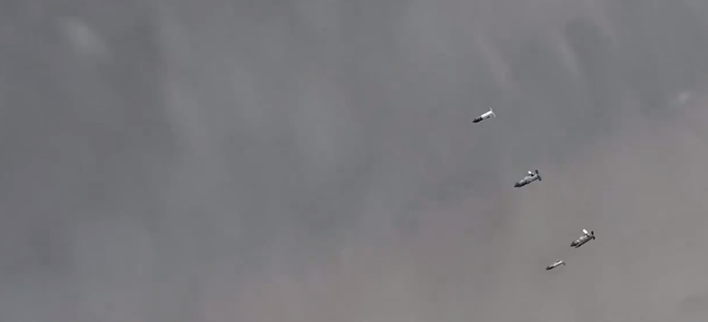 Ρωσική Αεροπορία: Απλές βόμβες των 500 λιβρών μετατράπηκαν με κιτ των 5.000 ευρώ σε κατευθυνόμενα όπλα (βίντεο)