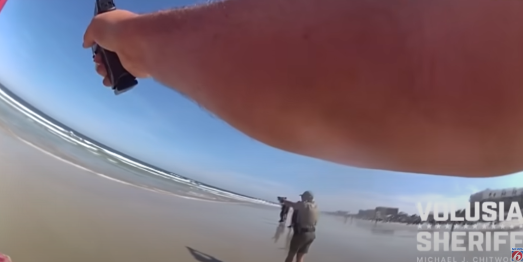 ΗΠΑ: Ανήλικος έβγαλε όπλο σε παραλία γεμάτη κόσμο (βίντεο)