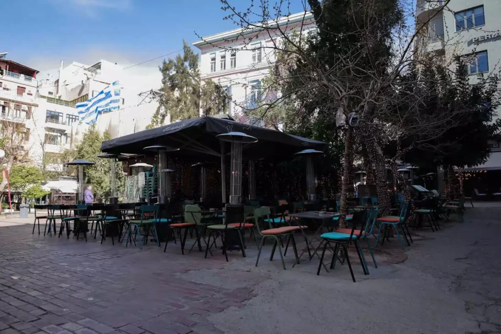 Βίντεο ντοκουμέντο: Η στιγμή που άγνωστοι κλέβουν 22 καρέκλες από μαγαζί στην Θεσσαλονίκη και εξαφανίζονται με ποδήλατα