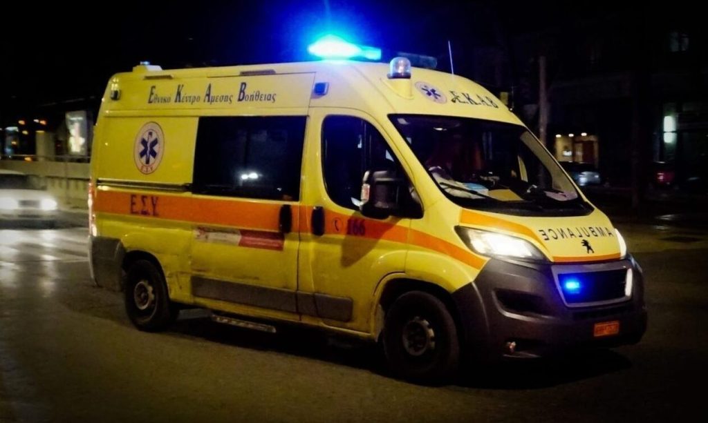 Τροχαίο ατύχημα στον Πειραιά: ΙΧ έπεσε στις προστατευτικές μπάρες και ανετράπη – Τραυματίστηκε 22χρονος
