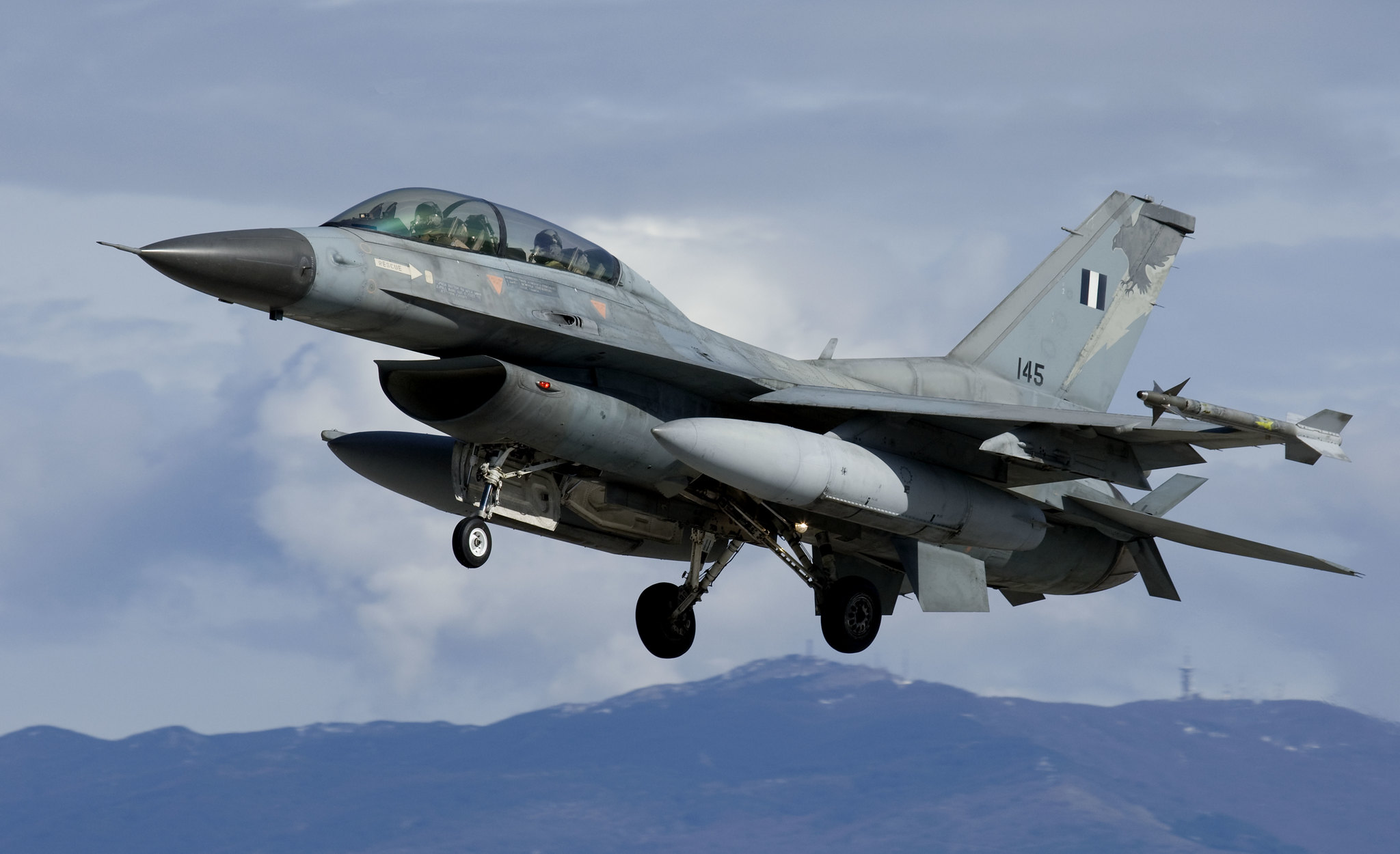 Πτώση F-16: Μεταφέρεται στο νοσοκομείο ο πιλότος