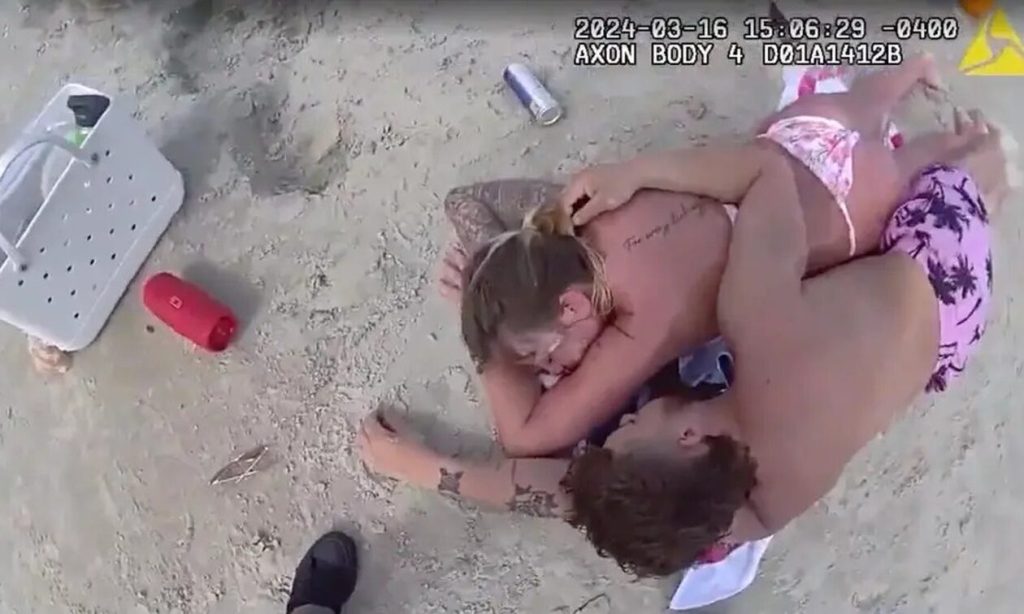 Τους πήρε ο ύπνος στην παραλία και έχασαν τα παιδιά τους – Ξύπνησαν από τους αστυνομικούς