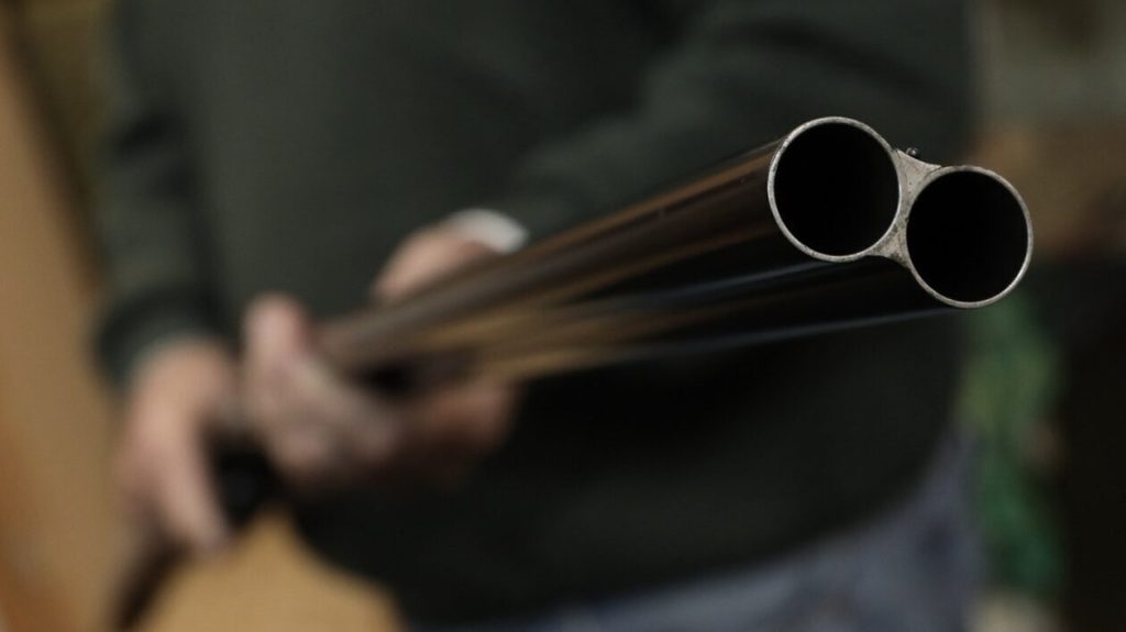 Πάτρα: Άνδρας εισέβαλε με καραμπίνα σε καφενείο και απείλησε πως θα σκοτώσει γυναίκα