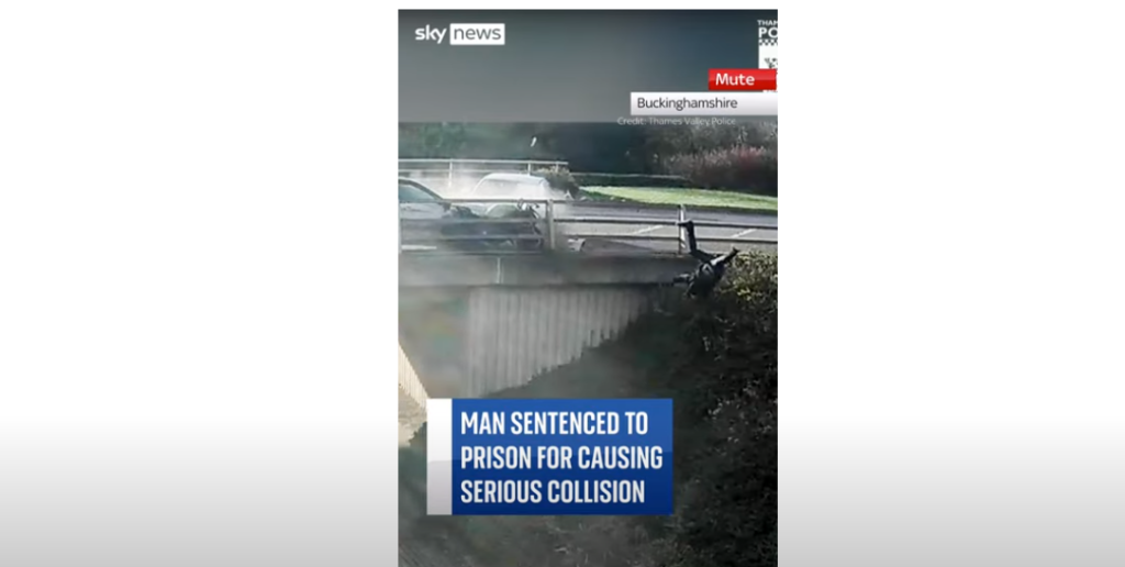 Τρομακτικό βίντεο: Οδηγός μηχανής πέφτει από γέφυρα μετά από τροχαίο ατύχημα