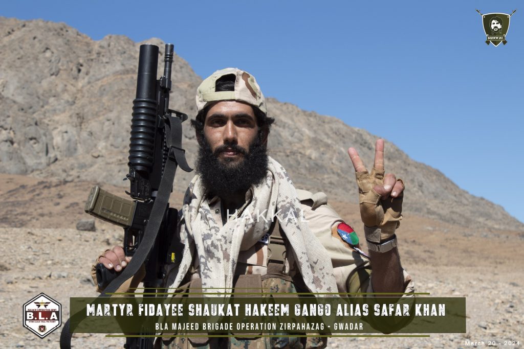 Πακιστάν: Ο διοικητής του BLA που μάχεται για την ανεξαρτησία του Μπαλουχιστάν φωτογραφίζεται με αμερικανικό οπλισμό