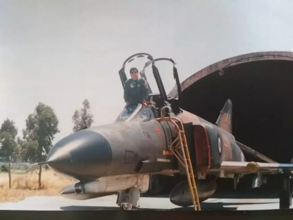 Αντιπτέραρχος περιγράφει πώς κατάφερε να σωθεί πριν από 40 χρόνια από πτώση Phantom F-4 – «Υπήρχε φωτιά στον αριστερό κινητήρα»