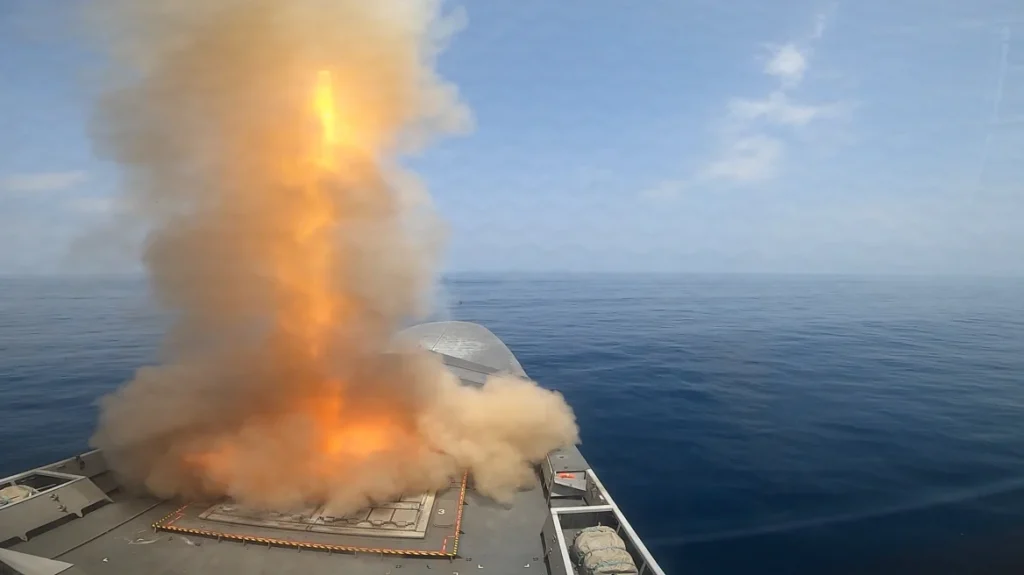 Γαλλική φρεγάτα κατέρριψε τρεις πυραύλους των Χούθι – Βίντεο ντοκουμέντο