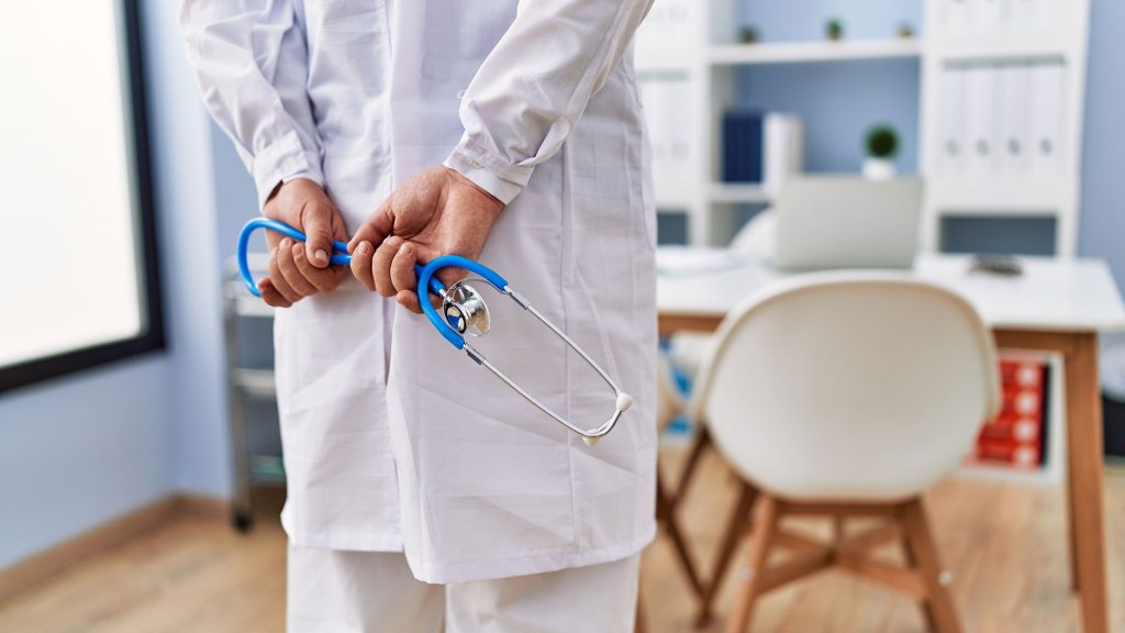 Ρέθυμνο: Παιδίατρος έλαβε εντολή να εφημερεύει στο νοσοκομείο ως παθολόγος ενηλίκων – «Εκθέτει ασθενείς σε κίνδυνο»