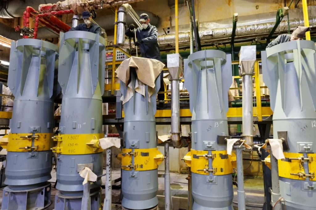 Με το βλέμμα στα ουκρανικά οχυρά: Η Ρωσία ξεκίνησε την παραγωγή των βομβών FAB-3000 των 3 τόνων (βίντεο)