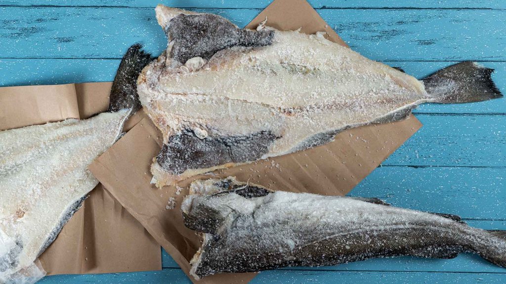 Απλησίαστος για τους καταναλωτές φέτος ο μπακαλιάρος – Οι τιμές και τα είδη (βίντεο)