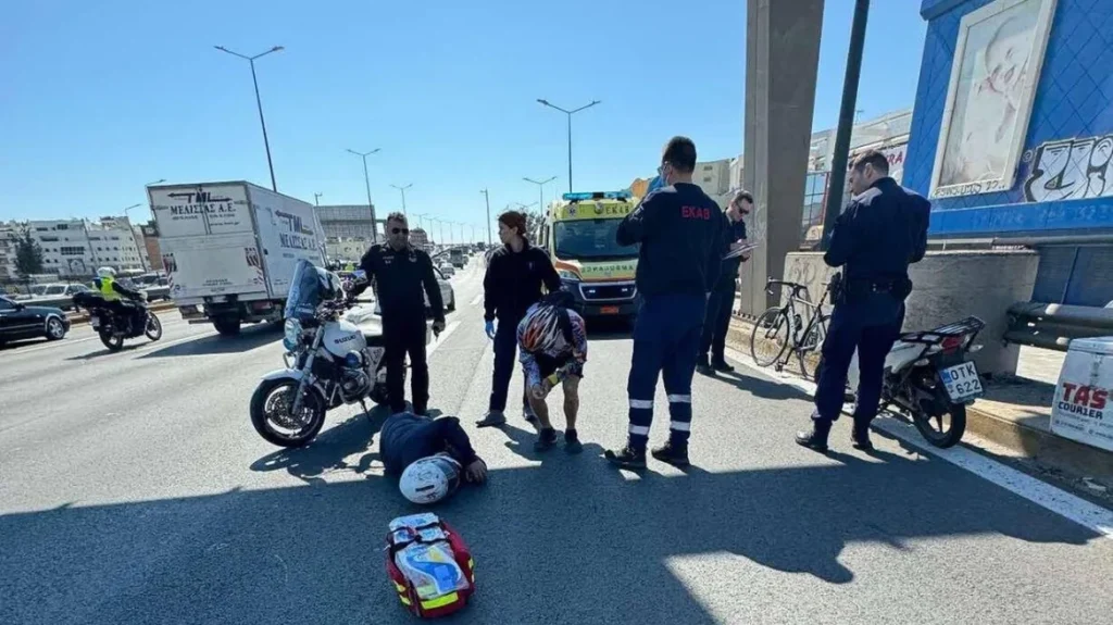 Σοβαρό τροχαίο στον Κηφισό: Ποδηλάτης παρέσυρε μοτοσικλετιστή και τον εγκατέλειψε στο οδόστρωμα (φωτο) 