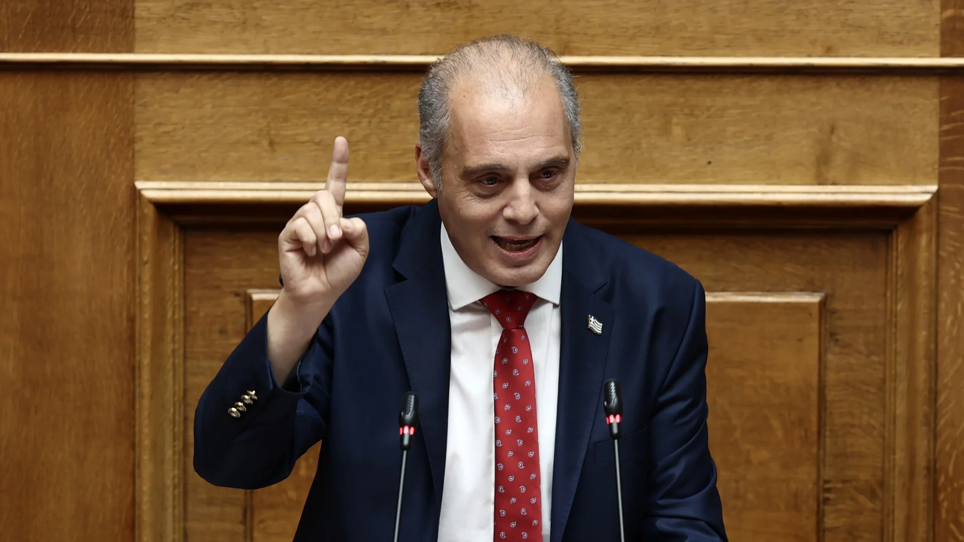 Κ.Βελόπουλος στη Βουλή: «Μην γελάτε – Έχασα φίλο στα Τέμπη»