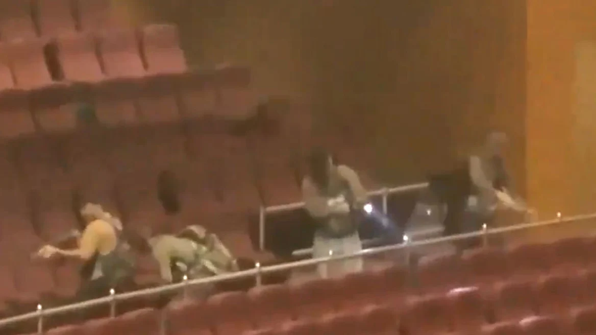 Βίντεο ντοκουμέντο από το μακελειό στη Μόσχα – Η στιγμή που ένοπλοι πυροβολούν αδιακρίτως στο συναυλιακό χώρο