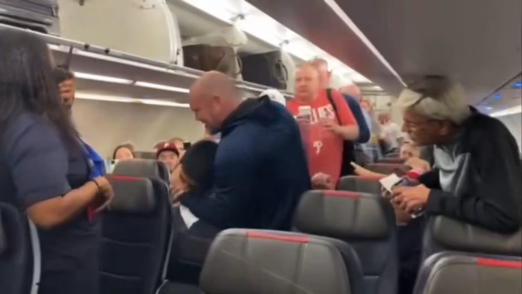 Χαμός σε πτήση: Επιβάτης έβριζε και απειλούσε – Του έκαναν κεφαλοκλείδωμα για να σταματήσει (βίντεο)