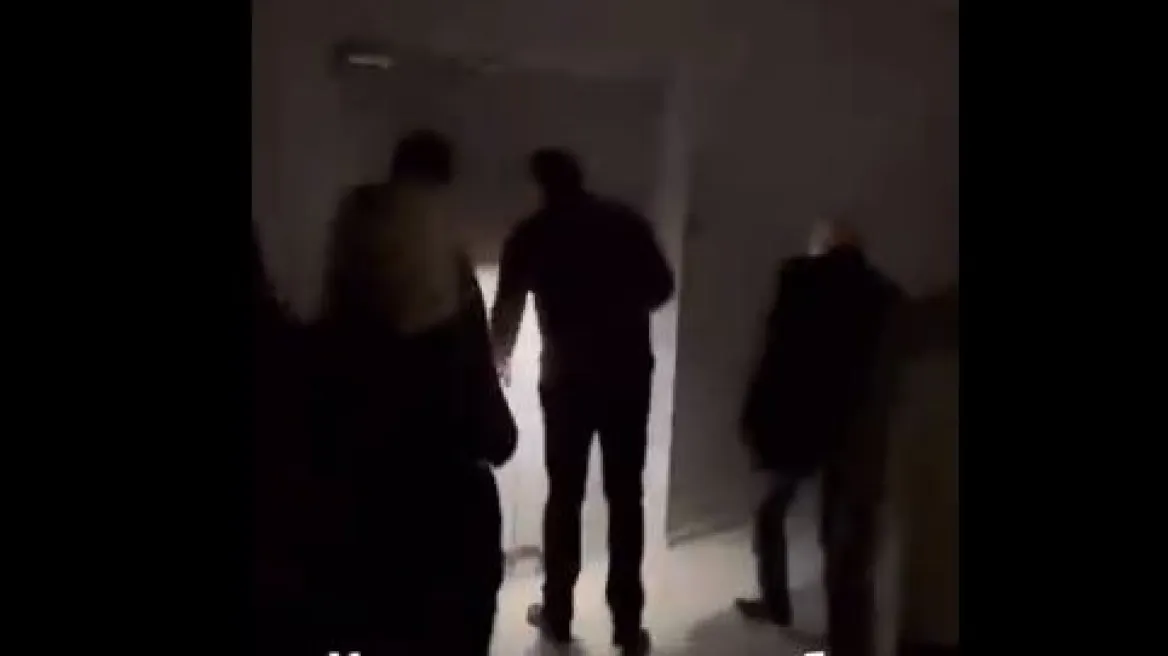 Τρομοκρατική επίθεση στη Μόσχα: Στο «φως» βίντεο με τους εγκλωβισμένους – «Είμαστε κλειδωμένοι, δεν μπορούμε να βγούμε» 