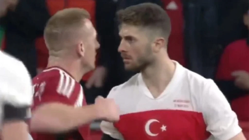 Ουγγαρία – Τουρκία: Η στιγμή που ο Κλεϊνχέισλερ πάει να ρίξει μπουνιά σε αντίπαλό του