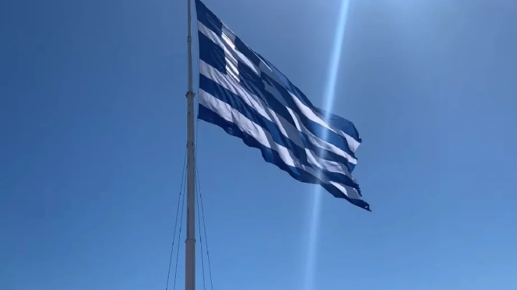 Επέτειος 25ης Μαρτίου: Υψώθηκε μία τεράστια ελληνική σημαία στο λιμάνι της Χίου (φωτο – βίντεο)