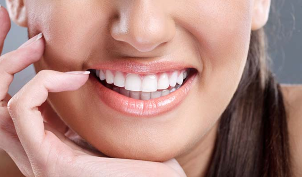 Αξίζουν μια θέση στην καθημερινότητά σας: Αυτές είναι οι επτά τροφές που λευκαίνουν τα δόντια