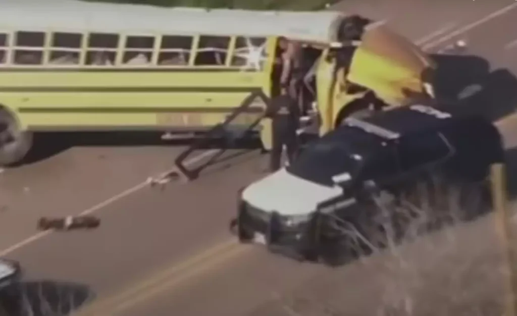 Τέξας: Συγκρούστηκε σχολικό λεωφορείο με μπετονιέρα – Δύο νεκροί και 40 τραυματίες (βίντεο)