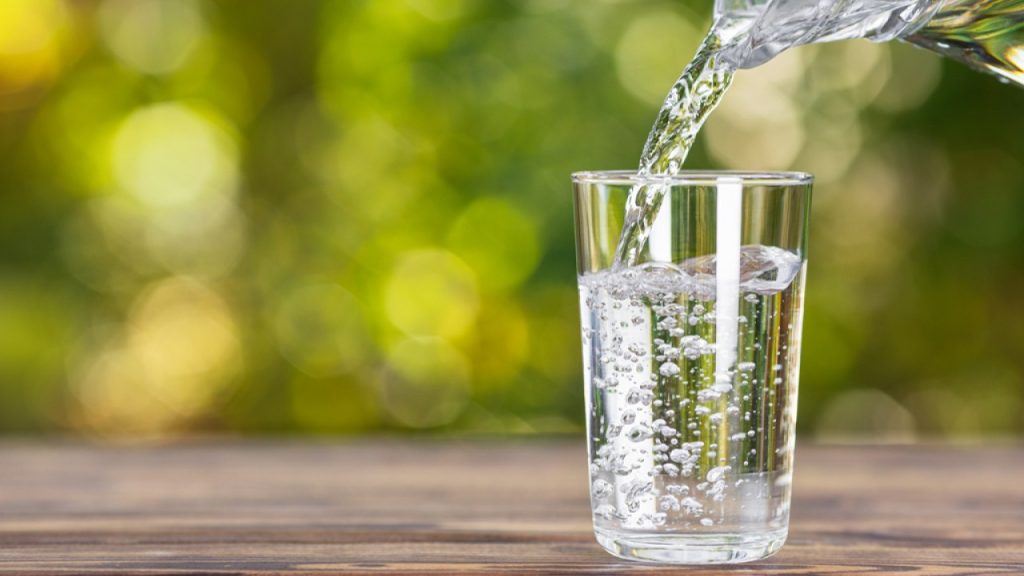 Τα οφέλη του νερού στην υγεία μας – Πόσο πρέπει να καταναλώνουμε 