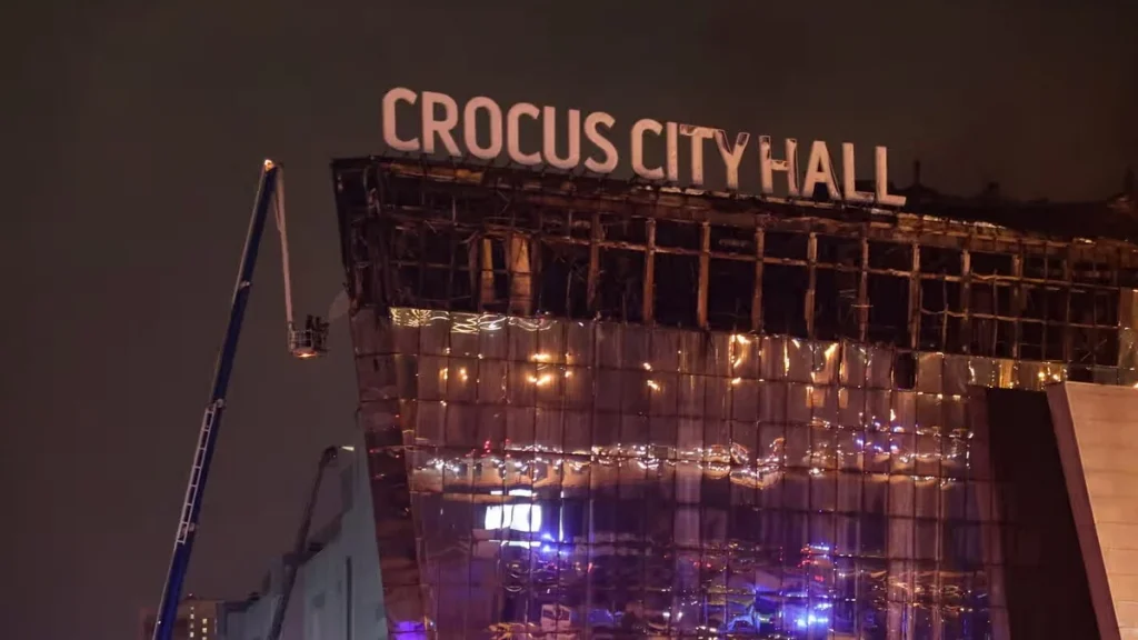 Βίντεο: Πλάνα από ελικόπτερο πάνω από το “Crocus Ηall” στη Μόσχα μετά το μακελειό