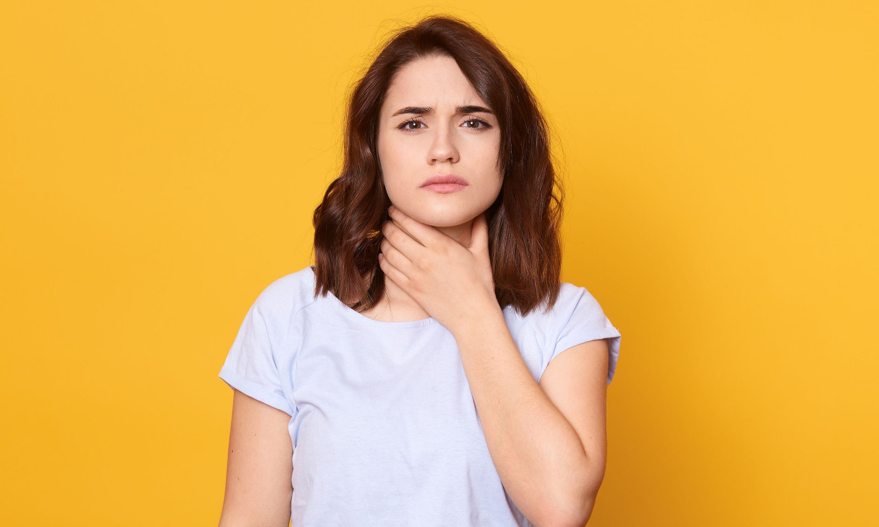 Μήπως σας «γαργαλάει» ο λαιμός σας; – Δείτε ποιες είναι οι πιθανές αιτίες