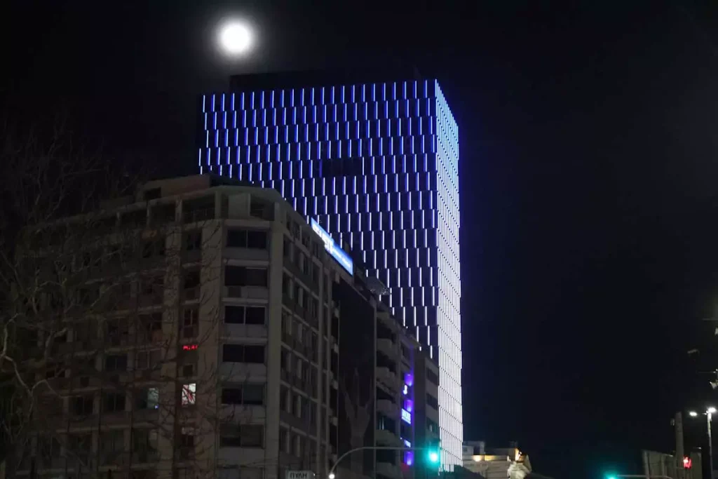 Εντυπωσιακό: Στα γαλανόλευκα χρώματα φωταγωγήθηκε ο Πύργος του Πειραιά για την 25η Μαρτίου